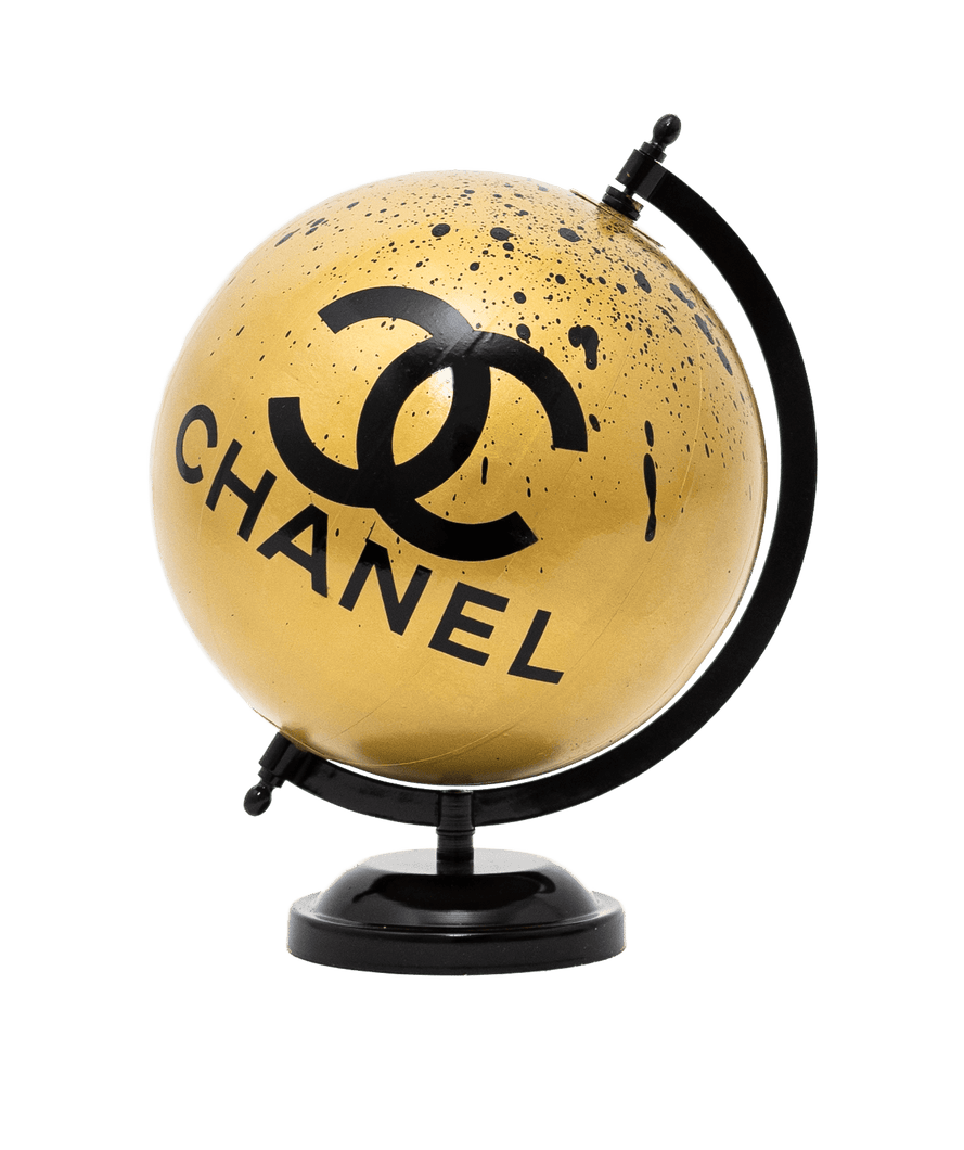 Ce globe fabriqué par un artisan Chanel doré et noir est une oeuvre incomparable qui s'accordera parfaitement à vos autres oeuvres d'art ou é votre décoration d'intérieur. Cette oeuvre d'art contemporain et luxueux provient de produit recyclé.