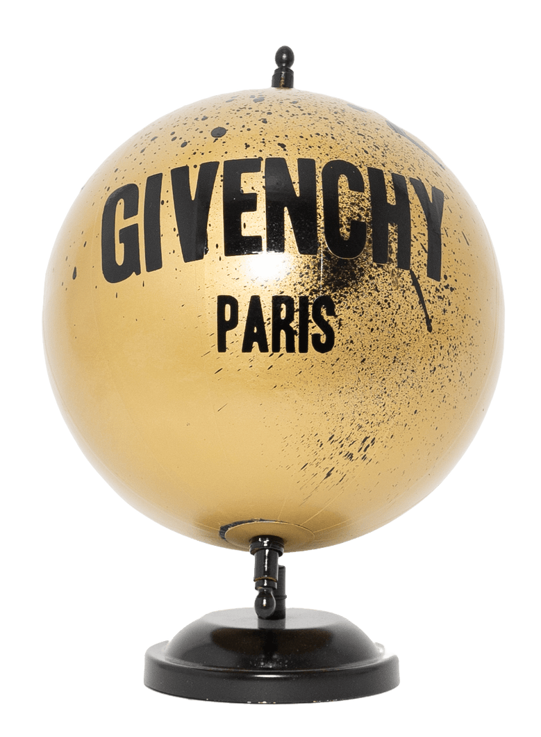 Ce globe créé en Suisse par un artiste local Givenchy doré et noir est une oeuvre d'exception qui s'accordera parfaitement à vos autres oeuvres d'art ou à votre décoration d'intérieur. De plus, cette oeuvre d'art provient d'un produit recyclé.