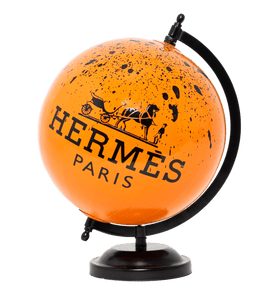 Ce globe créé en Suisse par un artiste local Hermès orange est une oeuvre d'exception qui s'accordera parfaitement à vos autres oeuvres d'art ou à votre décoration d'intérieur. De plus, cette oeuvre d'art provient d'un produit recyclé.