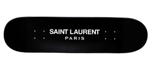 Réalisée par un artisan, cette planche "YSL" noire aux écritures blanches raffinée est une oeuvre d'exception. Cette oeuvre d'art est parfait comme décoration d'intérieur ou pour votre décoration d'oeuvre. Elle provient de produit recyclé. 